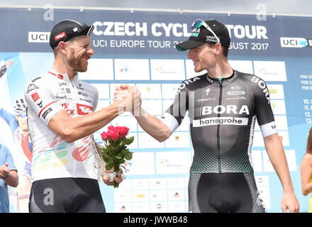 Dolany, République tchèque. 13e Août 2017. Le cycliste italien Filippo Fortin (à gauche, Tirol Cycling Team), meilleur coureur tchèque de la course cycliste, et l'Irlandais Sam Bennett (droit, team Bora Hansgrohe), le vainqueur de la course, sont observés après une quatrième et dernière étape de la République tchèque à vélo dans la région de Dolany, la République tchèque, le 13 août 2017. Credit : Ludek Perina/CTK Photo/Alamy Live News Banque D'Images