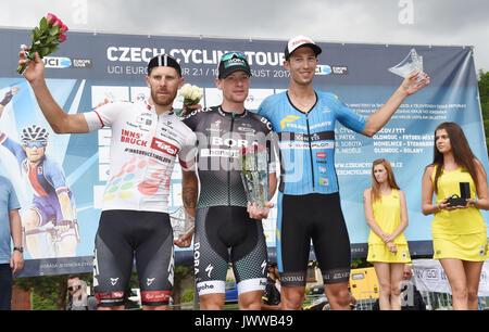 Dolany, République tchèque. 13e Août 2017. Le cycliste italien Filippo Fortin (à gauche, Tirol Cycling Team), meilleur coureur tchèque de la course cycliste, et l'Irlandais Sam Bennett (au centre, de l'équipe Bora Hansgrohe), le gagnant de la course cycliste, et Allemand Jannik Steimle (droit, Felbermayr Simplon Wels) sont observés après une quatrième et dernière étape de la République tchèque à vélo dans la région de Dolany, la République tchèque, le 13 août 2017. Credit : Ludek Perina/CTK Photo/Alamy Live News Banque D'Images