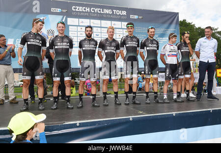 Dolany, République tchèque. 13e Août 2017. L'équipe cycliste allemande Bora Hansgrohe, meilleure équipe de la race, est perçu après la quatrième et dernière étape de la République tchèque à vélo dans la région de Dolany, République tchèque, le 13 août 2017. Credit : Ludek Perina/CTK Photo/Alamy Live News Banque D'Images