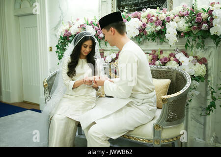 Document - Johor Princess Tunku Tun Aminah Sultan Ibrahim pendant le mariage avec Dutch-né Dennis Muhammad Abdullah le 14 août 2017, à l'ambiance sereine Hill Palace à Johor Bahru, Malaisie. ATTENTION : DOCUMENT/usage éditorial uniquement/crédit obligatoire Photo : Bureau de presse Royal Johor/dpa Banque D'Images