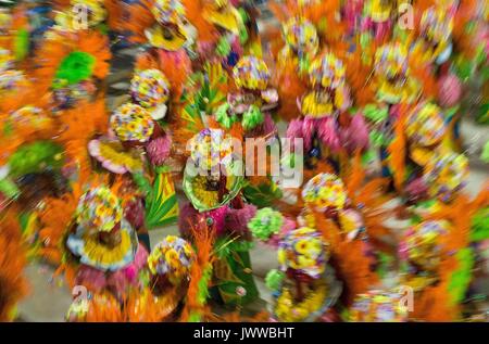 Beijing, Chine. Feb 26, 2017. Photo prise le 26 février 2017 montre de fêtards Paraiso do Tuiuti écoles de samba qui participent à la parade du Carnaval au Sambadrome de Rio de Janeiro, Brésil. Crédit : Li Ming/Xinhua/Alamy Live News Banque D'Images