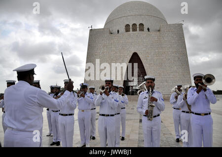 Karachi. 14Th Aug 2017. Les membres de la bande de la marine pakistanaise effectuer lors d'une cérémonie au mausolée du fondateur du Pakistan, Muhammad Ali Jinnah pour marquer le Jour de l'indépendance du pays dans le sud du port pakistanais de Karachi, la ville, le 14 août, 2017. Credit : Masroor/Xinhua/Alamy Live News Banque D'Images