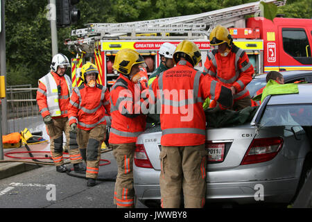 Rochdale, UK. 14 août, 2017. Services d'incendie et de secours la levée d'un chauffeur de taxi à partir d'un taxi après la dépose du toit, Albert Royd Street, Rochdale, 14 août, 2017 Crédit : Barbara Cook/Alamy Live News Banque D'Images