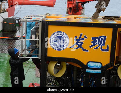 Kexue à bord. 14Th Aug 2017. Un scientifique charge l'engin télécommandé à distance) lors d'une intervention dans l'ouest de l'océan Pacifique, 14 août 2017. Les scientifiques chinois sur le KEXUE (Science) navire scientifique a commencé à explorer un mont sous-marin nommé Caroline dans la région. Credit : Zhang Xudong/Xinhua/Alamy Live News Banque D'Images