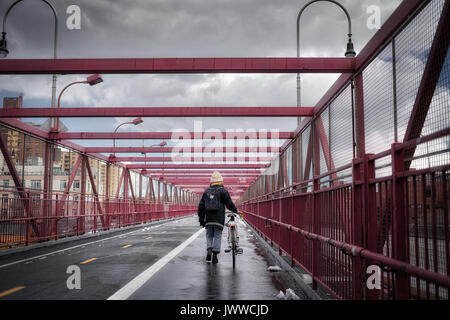 New York, USA. 3e mars. Biker traversant le pont de Williamsburg sur une journée nuageuse. Banque D'Images