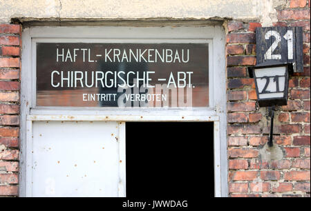 'Hôpital du prisonnier" et "ministère chirurgicaux' est écrit sur la porte d'entrée de bloc 21 dans l'ancien camp de concentration d'Auschwitz à Oswiecim, Pologne, 26 juin 2017. La principale organisation paramilitaire de l'Allemagne nazie, SS (Schutzstaffel, allumé. L'Escadron 'Protection'), a couru le camp de la mort et de concentration entre 1940 et 1945. Environ 1,1 à 1,5 millions de personnes, pour la plupart des juifs, ont été tués dans le camp et ses satellites. Auschwitz est le symbole pour le meurtre de masse industrialisé et l'holocauste de l'Allemagne nazie. Photo : Jan Woitas/dpa-Zentralbild/dpa | conditions dans le monde entier Banque D'Images