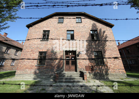 Bloc 23 dans l'ancien camp de concentration d'Auschwitz a été photographié le 26 juin 2017. Bloc 23 et d'autres blocs, tous bloqués séparément avec du fil de fer barbelé, ont été utilisés en prison prisonniers de guerre russes. La principale organisation paramilitaire de l'Allemagne nazie, SS (Schutzstaffel, allumé. L'Escadron 'Protection'), a couru le camp de la mort et de concentration entre 1940 et 1945. Environ 1,1 à 1,5 millions de personnes, pour la plupart des juifs, ont été tués dans le camp et ses satellites. Auschwitz est le symbole pour le meurtre de masse industrialisé et l'holocauste de l'Allemagne nazie. Photo : Jan Woitas/dpa-Zentr Banque D'Images