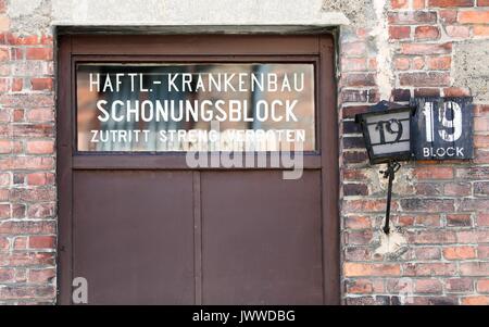 L'hôpital "prisonnier" est écrit sur la porte d'entrée de bloc 19 dans l'ancien camp de concentration d'Auschwitz à Oswiecim, Pologne, 26 juin 2017. La principale organisation paramilitaire de l'Allemagne nazie, SS (Schutzstaffel, allumé. L'Escadron 'Protection'), a couru le camp de la mort et de concentration entre 1940 et 1945. Environ 1,1 à 1,5 millions de personnes, pour la plupart des juifs, ont été tués dans le camp et ses satellites. Auschwitz est le symbole pour le meurtre de masse industrialisé et l'holocauste de l'Allemagne nazie. Photo : Jan Woitas/dpa-Zentralbild/dpa | conditions dans le monde entier Banque D'Images