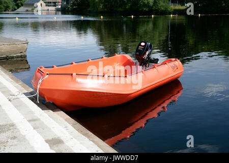 Otley, Leeds, Royaume-Uni. 14 août, 2017. Barques sur la rivière Wharfe, première fois depuis 2001 : Crédit Les Wagstaff/Alamy Live News Banque D'Images