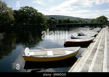 Otley, Leeds, Royaume-Uni. 14 août, 2017. Barques sur la rivière Wharfe, première fois depuis 2001 : Crédit Les Wagstaff/Alamy Live News Banque D'Images