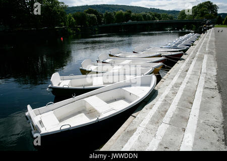 Otley, Leeds, Royaume-Uni. 14 août, 2017. Barques sur la rivière Wharfe, première fois depuis 2001 : Crédit Les Wagstaff/Alamy Live News Banque D'Images