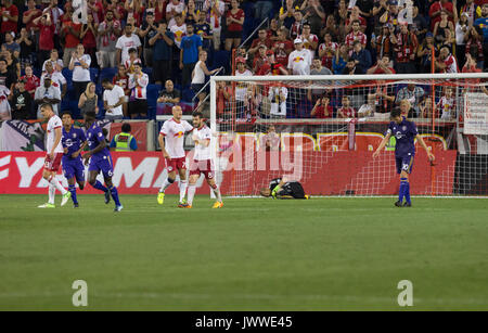 Harrison, NJ USA - 12 août 2017 : gardien Luis Robles (31) Red Bulls de sauvegardes pendant MLS match de saison régulière contre Orlando CIty SC au Red Bull Arena Red Bulls a gagné 3 - 1 Banque D'Images