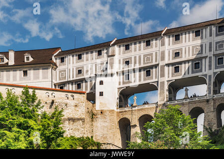 Le pont couvert est un pont multistoried qui enjambe le fossé du château, Cesky Krumlov, Jihocesky kraj, République Tchèque, Europe Banque D'Images