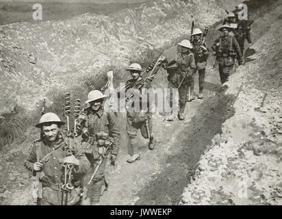 Les troupes britanniques se déplaçant le long d'une tranchée de communication, WW1 Banque D'Images