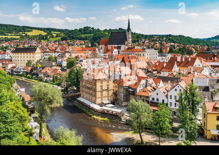 Vue sur la vieille ville de Chesky Krumlov, l'église Saint-Guy de Prague et la rivière Vltava en Bohême, Jihocesky Kraj, République Tchèque, Europe Banque D'Images