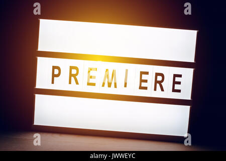 Vintage allumé.jpg Premiere sign in cinema film ou pour la radio et la télévision public diffuser Banque D'Images