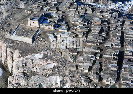 Une vue aérienne de l'Acoma Pueblo indien, continuellement habitée depuis environ 1150 A.D., et la Mission de San Estevan del Rey église construite en 1629, les deux Banque D'Images