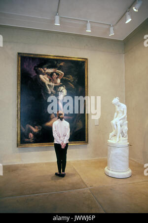 Un visiteur se tient debout devant une grande peinture classique par l'un des grands maîtres dans une galerie dans la Philladelphia Museum of Art, Philladelphia, Pe Banque D'Images