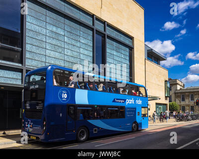 Parcs-o-bus à l'extérieur de John Lewis department store à Cambridge. Le magasin a été reconstruite dans le cadre du développement Grand Arcade, et ouvert en 2007. Banque D'Images