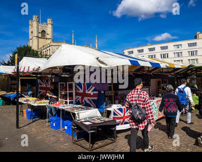 Marché de Cambridge - souvenirs et cadeaux en vente au marché de Cambridge dans le centre de Cambridge, au Royaume-Uni. Grand St Marys church dans l'arrière-plan. Banque D'Images