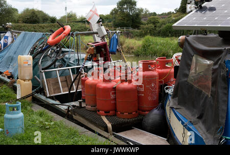 Une boutique d'alimentation flottante sur le Kennet & Avon Canal fournissant du gaz et du carburant pour les plaisanciers Banque D'Images