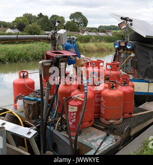 Une boutique d'alimentation flottante sur le Kennet & Avon Canal fournissant du gaz et du carburant pour les plaisanciers Banque D'Images