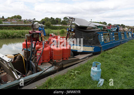 Une boutique d'alimentation flottante sur le Kennet & Avon Canal fournissant du gaz et du carburant pour les plaisanciers Banque D'Images