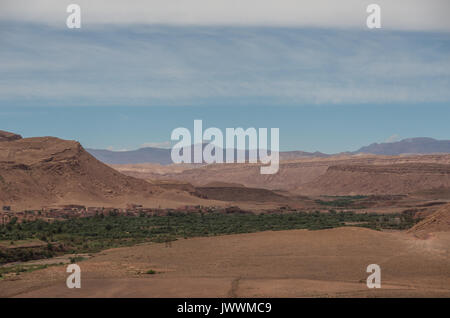 Vue du canyon d'Asif Ounila, près de Kasbah Ait Ben Haddou dans les montagnes de l'Atlas du Maroc Banque D'Images