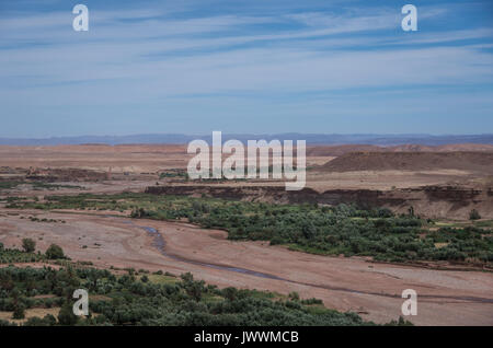 Vue du canyon d'Asif Ounila, près de Kasbah Ait Ben Haddou dans les montagnes de l'Atlas du Maroc Banque D'Images