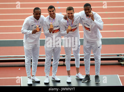 La Grande Bretagne Chijindu Ujah, Adam Gemili, Daniel Talbot et Nethaneël, Mitchell-Blake célébrer avec leurs médailles d'or sur le podium après avoir remporté le Men's 4x100m relais pendant dix jours des Championnats du monde IAAF 2017 à la London Stadium. Banque D'Images