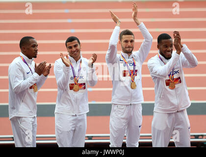 La Grande Bretagne Chijindu Ujah, Adam Gemili, Daniel Talbot et Nethaneël, Mitchell-Blake célébrer avec leurs médailles d'après avoir remporté le Men's 4x100m relais pendant dix jours des Championnats du monde IAAF 2017 à la London Stadium. Banque D'Images