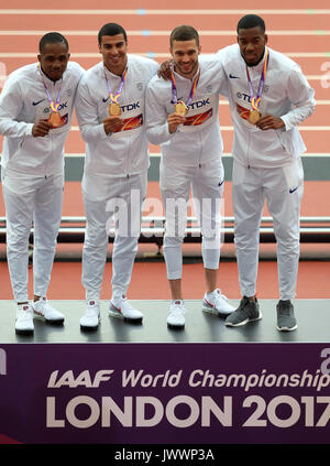 Chijindu Ujah, Adam Gemili, Daniel Talbot et Nethaneel Mitchell-Blake en Grande-Bretagne célèbrent sur le podium avec leurs médailles d'or après avoir remporté le relais hommes 4x100m lors du dixième jour des Championnats du monde de l'IAAF 2017 au stade de Londres. APPUYEZ SUR ASSOCIATION photo. Date de la photo: Dimanche 13 août 2017. Voir PA Story ATHLETICS World. Le crédit photo devrait se lire comme suit : Adam Davy/PA Wire. Banque D'Images