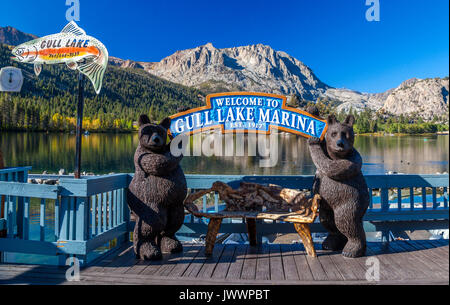 Inscrivez-vous à Gull Lake Marina en juin Lake dans la partie Est de la Sierra en Californie du Nord Banque D'Images