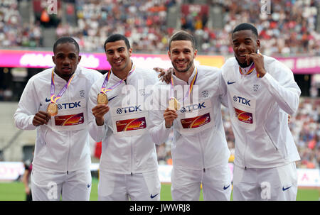 La Grande-Bretagne (de gauche à droite) CJ Ujah, Adam Gemili, Daniel Talbot et Nethaneël Mitchell Blake avec leurs médailles d'or pour le 4x100m relais hommes pendant dix jours des Championnats du monde IAAF 2017 à la London Stadium. Banque D'Images