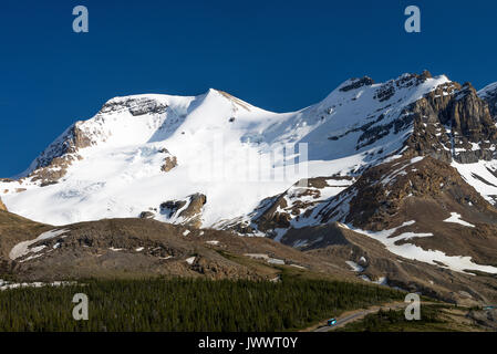 Le champ de glace Columbia avec le glacier Athabasca et montagnes couvertes de neige sur la promenade des Glaciers du parc national Banff Alberta Canada Banque D'Images