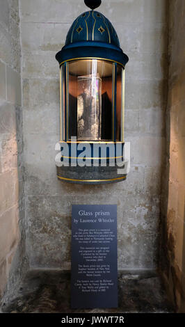 Prisme en verre de la cathédrale de Salisbury, sur l'affichage à l'intérieur de la cathédrale de Salisbury, Wiltshire, UK, il a été conçu par Sir Laurence Whistlerin la mémoire de son brot Banque D'Images