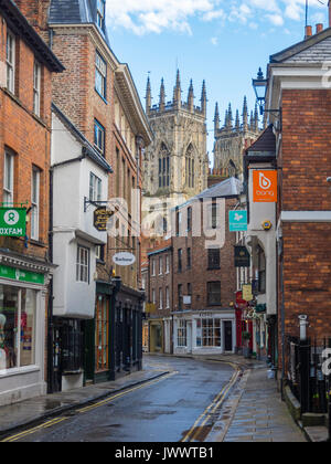 Jusqu'à vers le haut Petergate Minster une rue médiévale au centre de York tôt le matin sans que les gens Banque D'Images