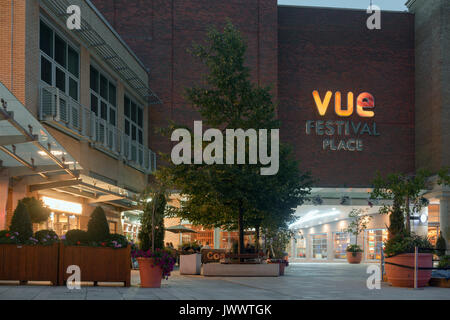 Le centre-ville de Basingstoke au début de la nuit tombante Banque D'Images