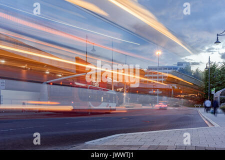 Le centre-ville de Basingstoke au début de la nuit tombante Banque D'Images