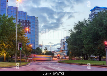 Le centre-ville de Basingstoke au début de la nuit tombante Banque D'Images