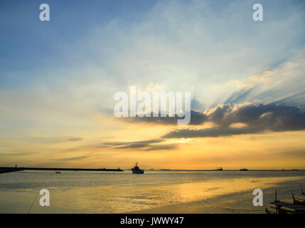 Seascape au coucher du soleil dans la baie de Manille, Philippines. Manille est située sur la côte est de la baie de Manille, à l'extrémité ouest de l'île de Luçon. Banque D'Images