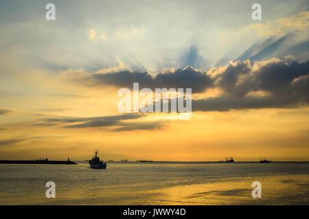 Marin avec des bateaux au coucher du soleil dans la baie de Manille, Philippines. Manille est située sur la côte est de la baie de Manille, à l'extrémité ouest de l'île de Luçon. Banque D'Images