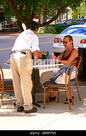 Femme est servi dans un café-table en centre-ville de Sarasota en Floride, USA Banque D'Images