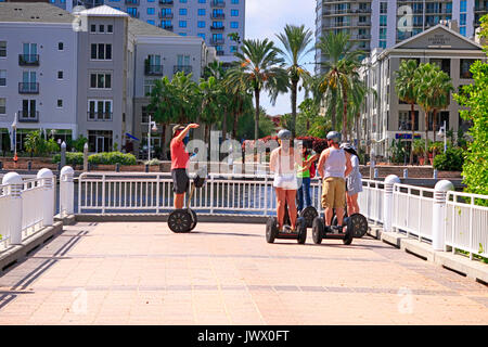 Les Segways sur une tour surplombant le canal de garnison à Tampa en Floride, USA Banque D'Images