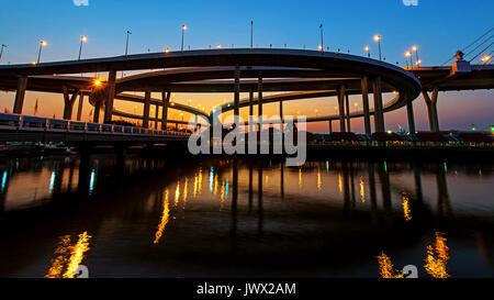 Bhumibol Bridge avec courbe de réflexion skyline at Dusk à Bangkok, Thaïlande. Banque D'Images