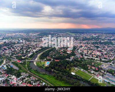 Survolant la ville d'Uzhgorod Ukraine Banque D'Images