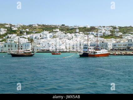 Couleur blanc architecture îles grecques sur la colline avec des couleurs vives bateaux au vieux port de Mykonos, Mykonos île de Grèce Banque D'Images