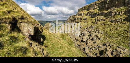 Châteaux d'Alport, une caractéristique naturelle spectaculaire dans la vallée d'Alport, Peak District, Derbyshire, Angleterre. Banque D'Images