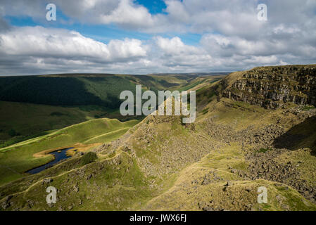 Châteaux d'Alport, une caractéristique naturelle spectaculaire dans la vallée d'Alport, Peak District, Derbyshire, Angleterre. Banque D'Images