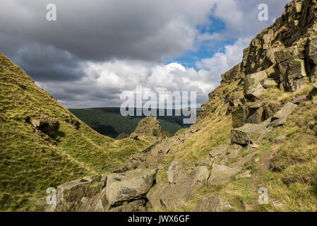 Châteaux d'Alport, une caractéristique naturelle spectaculaire dans la vallée d'Alport, Peak District, Derbyshire, Angleterre. Banque D'Images